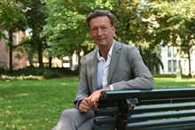 Foto van Tjeerd van Dekken op bankje