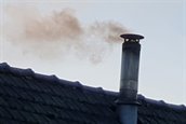 uitsnede schoorsteen zwarte rook
