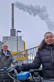 2 fietsers met op de achtergrond een schoorsteen.