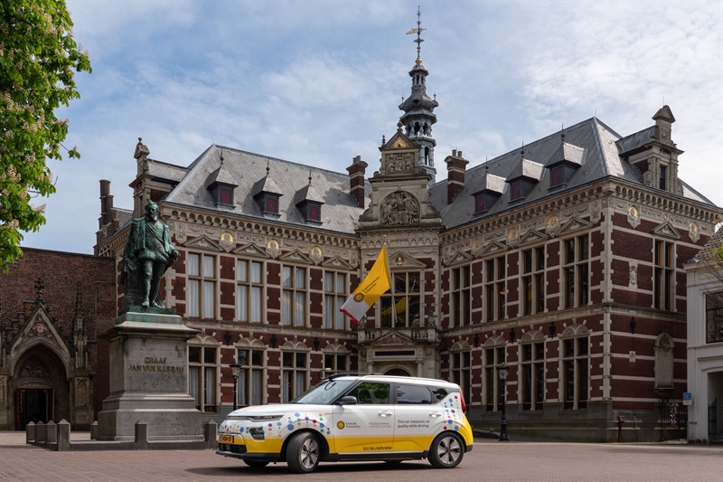Meetauto voor het academiegebouw van de Universiteit Utrecht