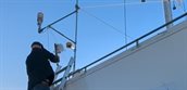 Gerard van Zelst van TNO monteert SODAQ fijnstofmeter op meetwagen