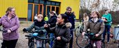 NB 53 Groep leerlingen + wethouder Nijmegen bij fiets - Fotograaf Duncan de Fey