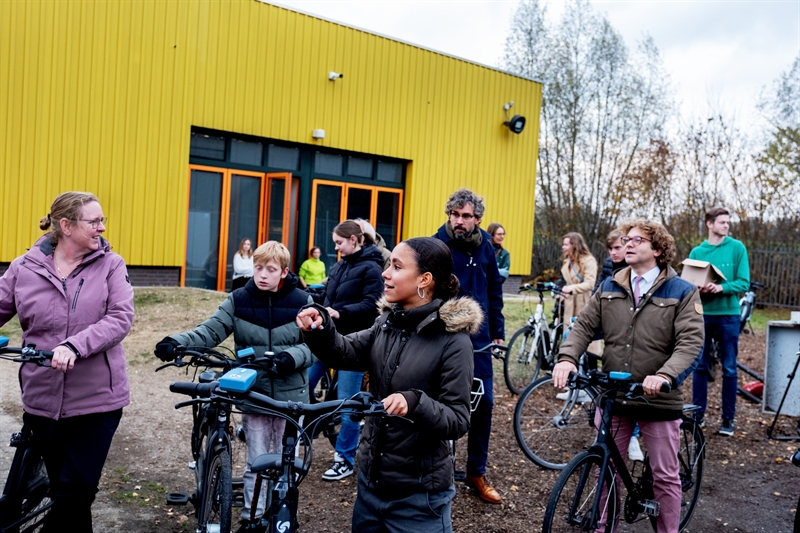 Afbeelding van groep leerlingen en wethouder Tobias van Elferen op de snuffelfiets