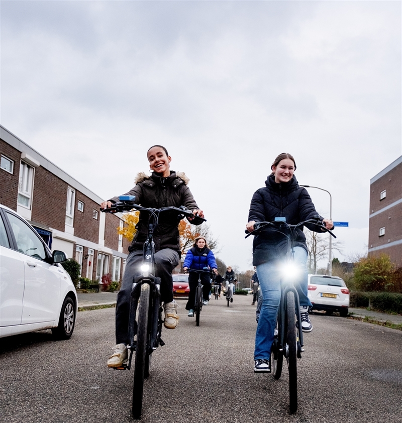 Leerlingen fietsen - Fotograaf Duncan de Fey