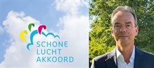 Logo van het Schone Lucht Akkoord en portret van programmamanager Jan Kohl