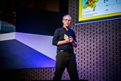 Hoogleraar Milieu-epidemiologie en Exposoom, Roel Vermeulen geeft een presentatie.