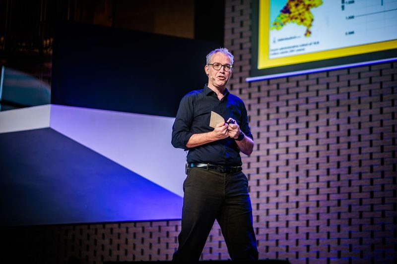 Hoogleraar Milieu-epidemiologie en Exposoom, Roel Vermeulen geeft een presentatie.