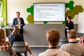 Afbeelding van de presentatoren over de sessie over houtstook