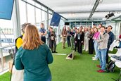 Afbeelding van deelnemers die 'Over de streep' spelen