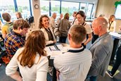 Afbeelding van deelnemers in een levendige discussie over de SPUK SLA projecten