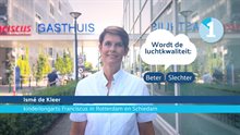 Kinderlongarts Ismé de Kleer voor de ingang van het Franciscus Gasthuis in Rotterdam