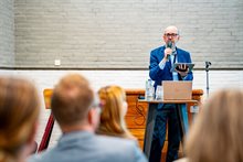 Gert-Jan van de Maagd spreekt de zaal toe.