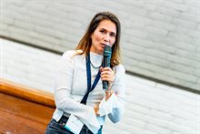 Karin Aalberts praat door een microfoon