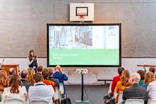 Tess Peters spreekt de zaak toe.