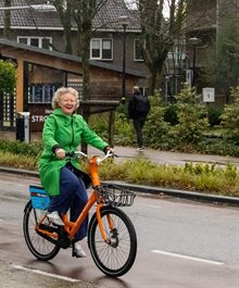 Gouda wethouder Sargentini op deelfiets