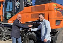 Op de foto: links: Peter Bakker, Bredaas wethouder Klimaat en Energie en rechts: Ronson Wullems, directeur bij aannemer Elshout Breda