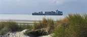 Vrachtschip vaart voort de kust van Zeeland