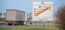 Weg met vrachtwagen en aankondiging vrachtwagenheffing per 01-07-2026